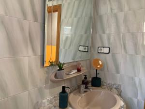 een badkamer met een wastafel en een spiegel bij Sagunto in Sagunto