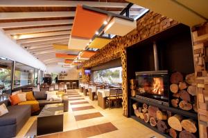 sala de estar con chimenea y chimenea en A Hotel Decosuites en Merlo