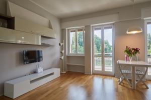 ein Wohnzimmer mit einem Esstisch und einem TV in der Unterkunft appartamento incantevole sui navigli in Corsico