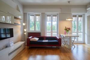 a living room with a couch and a table at appartamento incantevole sui navigli in Corsico