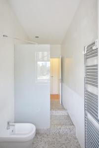 ein weißes Bad mit einem WC und einem Waschbecken in der Unterkunft appartamento incantevole sui navigli in Corsico