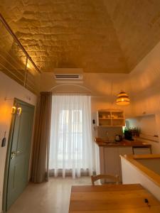 - une cuisine avec une table et une fenêtre dans une chambre dans l'établissement A Casa del Console apartment, à Manfredonia