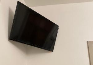 uma televisão de ecrã plano pendurada numa parede em Da Minguccio em Venosa