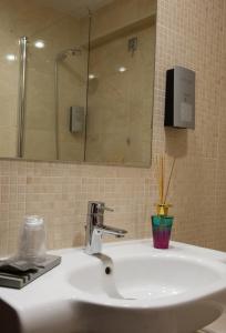 um lavatório de casa de banho com um espelho e uma escova de dentes em Belem Hotel em Pombal