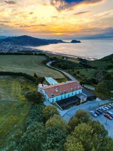 uma vista aérea de um edifício junto à água em Hotel Boutique Berazadi Berri em Zarautz