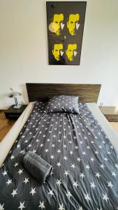 Cama o camas de una habitación en Warszawa Bemowo Pokoje