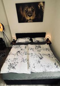 um quarto com uma cama com uma imagem de leão na parede em Wunderschöne City-Wohnung mit Gartennutzung Nähe Krefeld HBF em Krefeld
