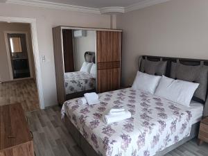 Una habitación de hotel con una cama con toallas. en Begonville Villas Ladies Beach, en Kusadasi