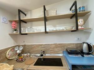 Kuchyň nebo kuchyňský kout v ubytování Areti Rooms Hotel