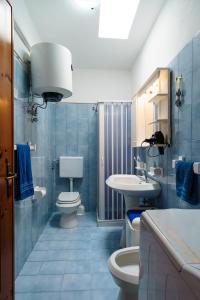 uma casa de banho com 2 WC e um lavatório em VistaMare Paradiso em Torre Vado