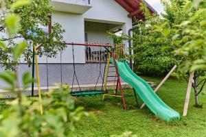 un parco giochi con scivolo in un cortile di Guest house Al Meri a Travnik