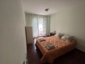 1 dormitorio con 1 cama con 2 almohadas en Preciosa casa con jardín, en Boó de Piélagos