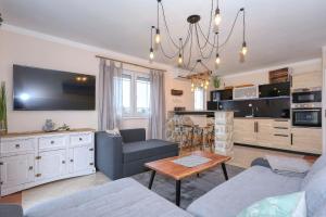 een woonkamer met een bank en een tafel bij Zaton beach Appartement 3 modern und stilvoll eingerichtet in Strandnähe in Zaton