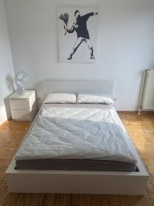 Un pat sau paturi într-o cameră la Schöne, helle Wohnung im Zentrum