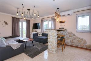 ein Wohnzimmer mit einem Sofa und einem Tisch in der Unterkunft Zaton beach Appartement 3 modern und stilvoll eingerichtet in Strandnähe in Zaton