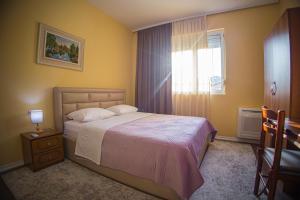 Postel nebo postele na pokoji v ubytování Vila Visi Hotel