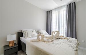 เตียงในห้องที่ Stunning Apartment In Orebic With Kitchen