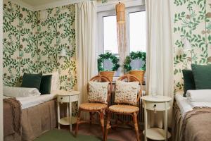 uma sala de estar com cadeiras, uma mesa e um sofá em Hotell Bäckagården em Ystad