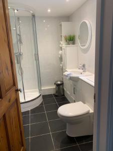 Et badeværelse på Vineyard Cottage Sleeps 4 with Garden + 19 billeder