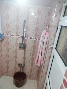 baño con aseo y papel pintado de color rosa en Casa Fahssi, en Chefchaouen