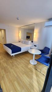 um quarto grande com uma cama grande e uma mesa em Sea Breeze Studio, Orbi City, block A em Batumi