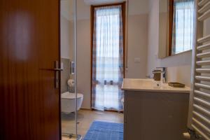 een badkamer met een wastafel en een toilet bij La terrazza - By Ligooria in Pietra Ligure