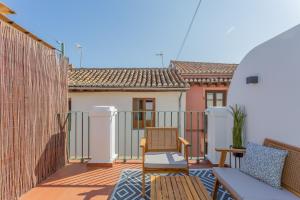 un balcone con tavolo e sedie su una casa di Atico CL centro Granada a Granada