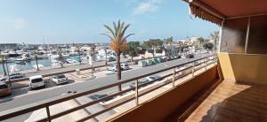 balcón con vistas al puerto deportivo en Apartamento Frente al club Nautico, soleado y en primera linea de playa, en Villajoyosa