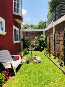 A garden outside Hotel Boutique Casona Mashei