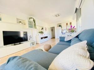 TV a/nebo společenská místnost v ubytování TheHavenEscape Penthouse Pool & Sea View near Barcelona