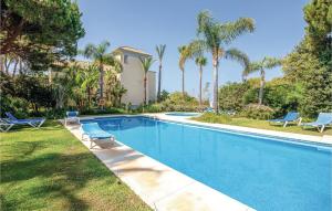 een zwembad met stoelen en palmbomen bij Golf and Beach Marbella (4+1Pax-2.5Bath) in Marbella