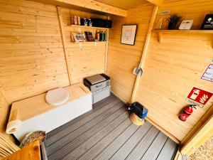 una vista aérea de una pequeña cocina en una casa pequeña en Romantik pur - Schlafen unter dem Sternenhimmel, en Wadersloh