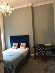ein Schlafzimmer mit einem Bett, einem Tisch und einem Stuhl in der Unterkunft Grange Lone entire apartment with two double beds in Edinburgh