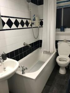 y baño con bañera, lavabo y aseo. en Grange Lone entire apartment with two double beds, en Edimburgo