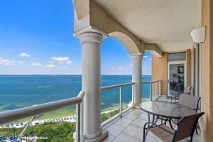 balcón con mesa, sillas y vistas al océano en Amazing WATERVIEW in every room, PORTOFINO Island Resort condo, en Pensacola Beach