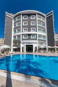 un hotel con piscina frente a un edificio en Motto Premium Hotel&Spa en Marmaris