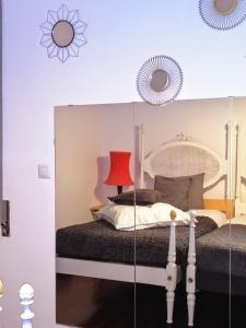 - une chambre avec un lit et un miroir dans l'établissement Oporto Central Flat, à Porto