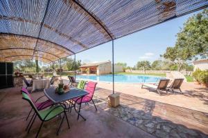 Bazén v ubytovaní Finca Cas Contador Mallorca alebo v jeho blízkosti