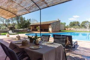 Bazén v ubytovaní Finca Cas Contador Mallorca alebo v jeho blízkosti
