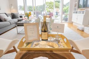uma mesa com uma garrafa de vinho e pão em 3897 Driftwood home em Carmel