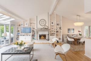 uma sala de estar com um sofá e uma lareira em 3897 Driftwood home em Carmel