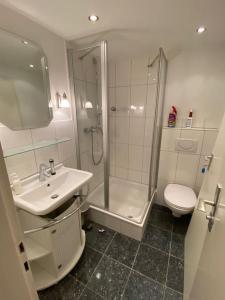 uma casa de banho com um chuveiro, um lavatório e um WC. em Studio 46 qm in Domnähe em Colônia