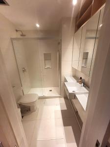 uma casa de banho branca com um WC e um chuveiro em Apartamento novíssimo Copacabana no Rio de Janeiro