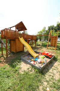 um parque infantil com um escorrega e uma estrutura de jogos em Tc Lux em Nemenikuće