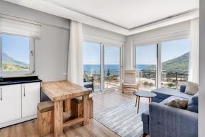 安塔利亚Begonvilla Homes Karaöz的享有海景的客厅