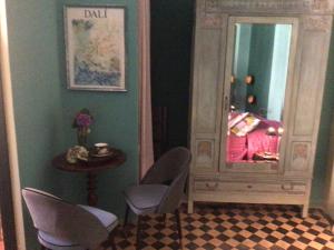 a room with chairs and a table and a dresser at Les renards du coeur (Le volpi del cuore) in Seravezza