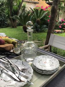 a table with plates and a bottle of water on it at Les renards du coeur (Le volpi del cuore) in Seravezza