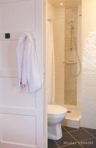 Ванная комната в Hôtel Le Boeuf Couronné Chartres - Logis Hotels