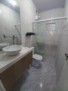y baño con lavabo, aseo y ducha. en Apartamento Superior, en Balneário Camboriú