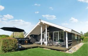Casa pequeña con terraza y sombrilla en Cozy Home In Ebeltoft With Kitchen, en Ebeltoft